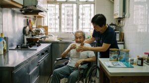手術前免疫營養補充示意 圖中為長者在香港家中飲用營養補充飲品